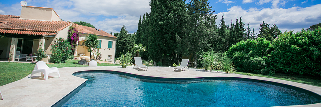 Exemple de bon revêtement à la construction de piscine dans le Gard