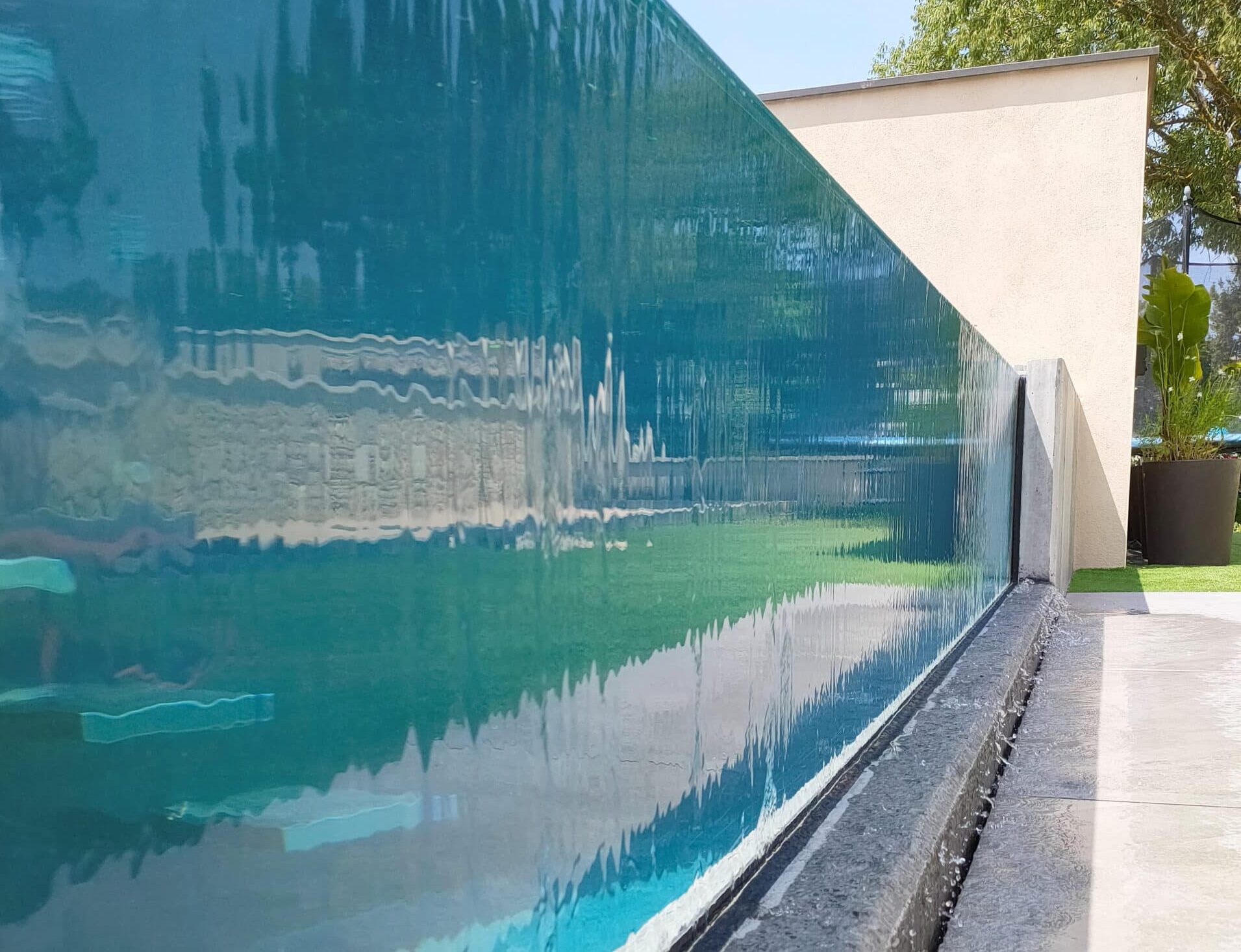 Piscine à débordement en verre.