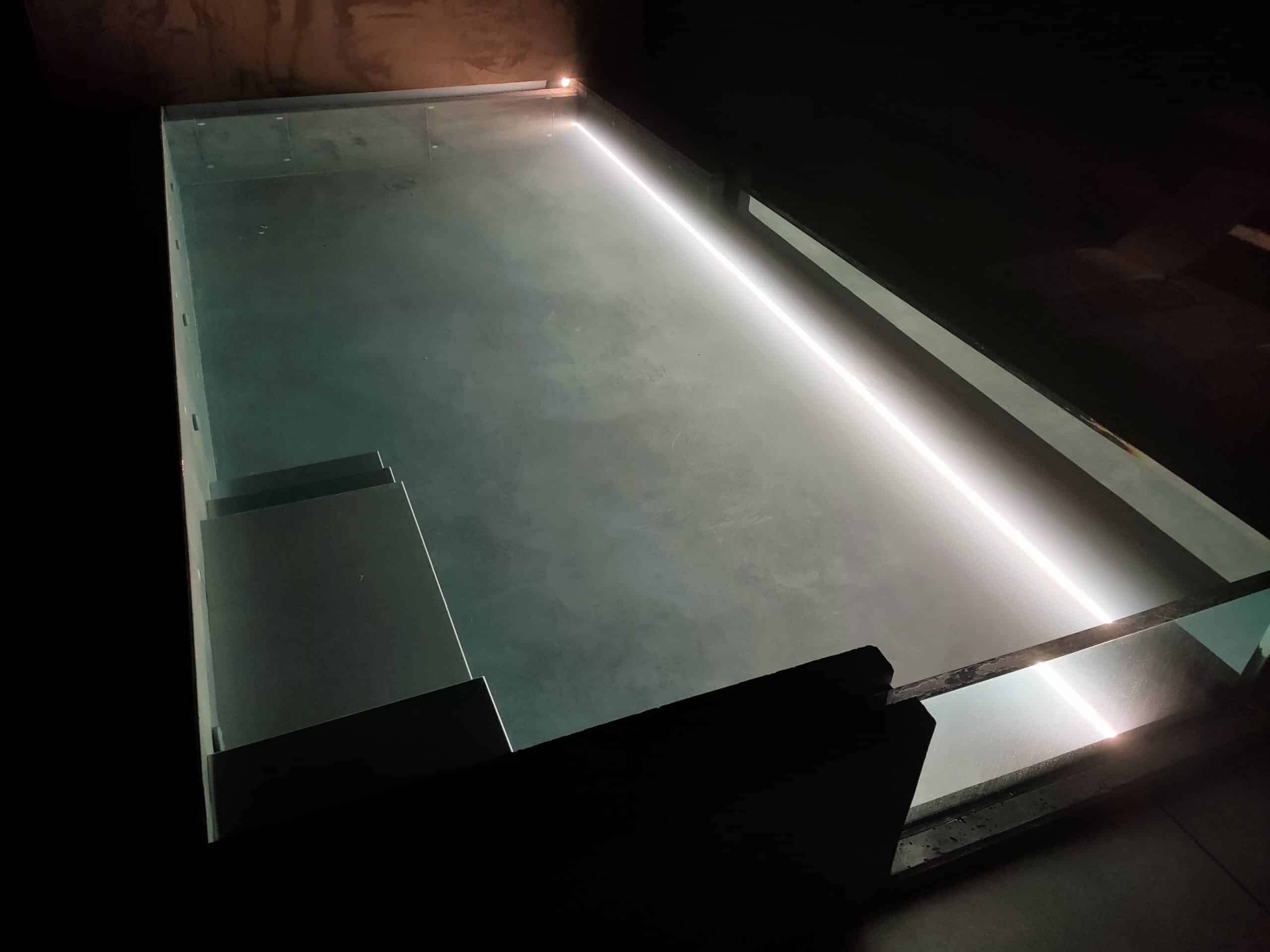À quoi ressemble votre piscine en verre éclairée de nuit.