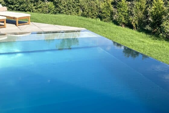 Une piscine en inox miroir dans le Gard.