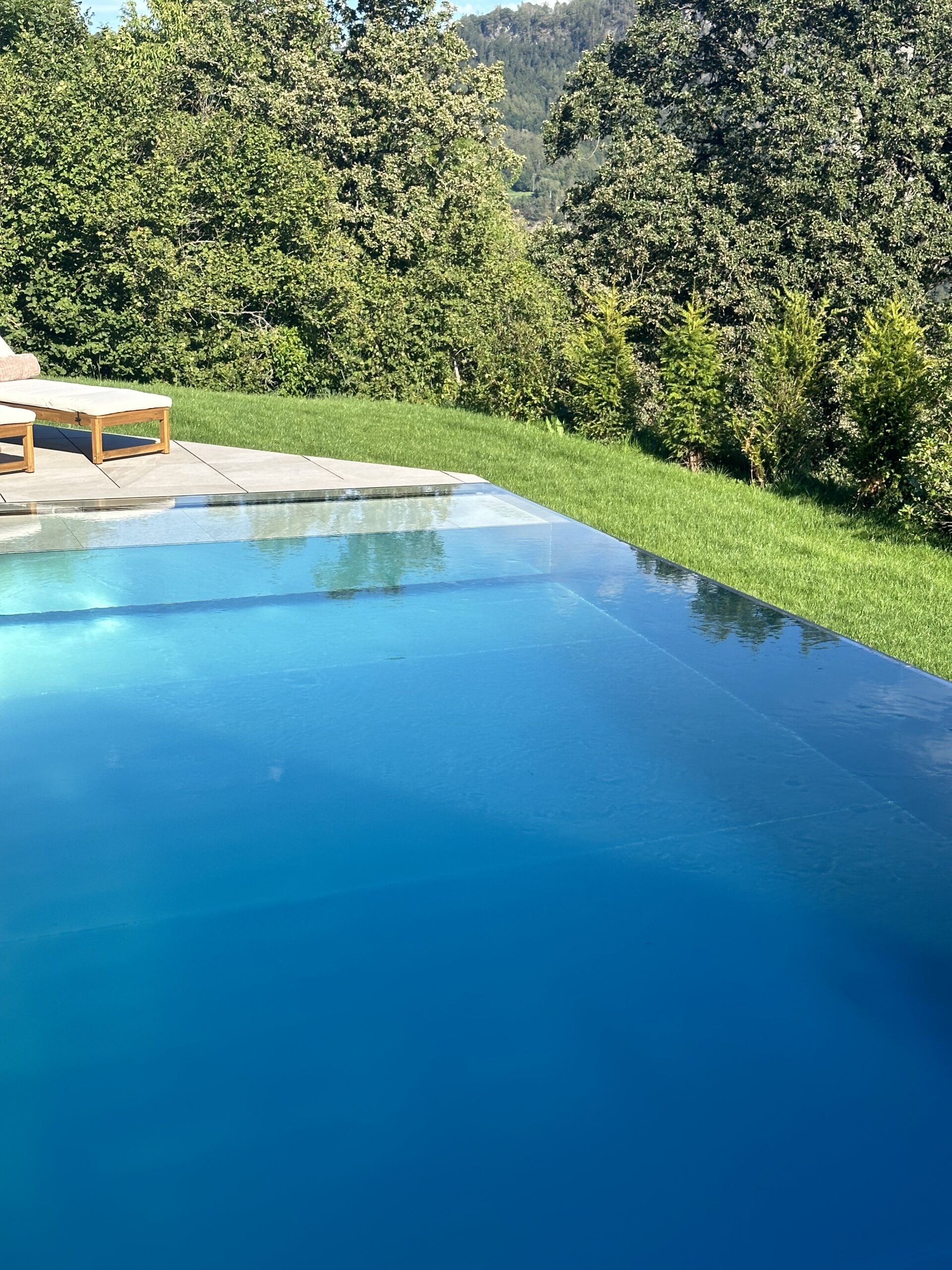 Une piscine en inox miroir dans le Gard.