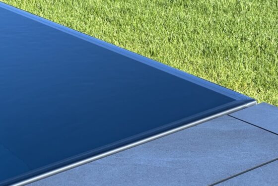 Un bassin entièrement en acier inoxydable pour plus de légèreté.