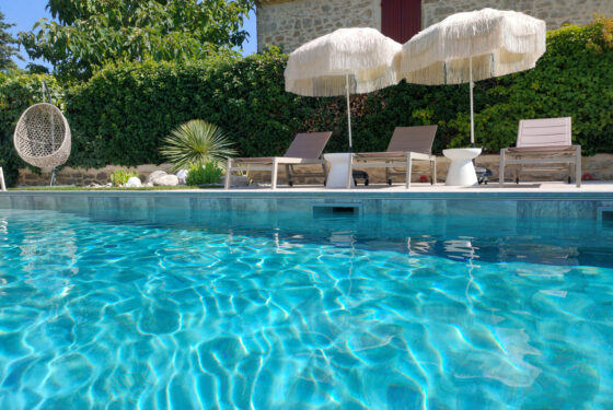 tons pastels sous le soleil piscine à Moussac