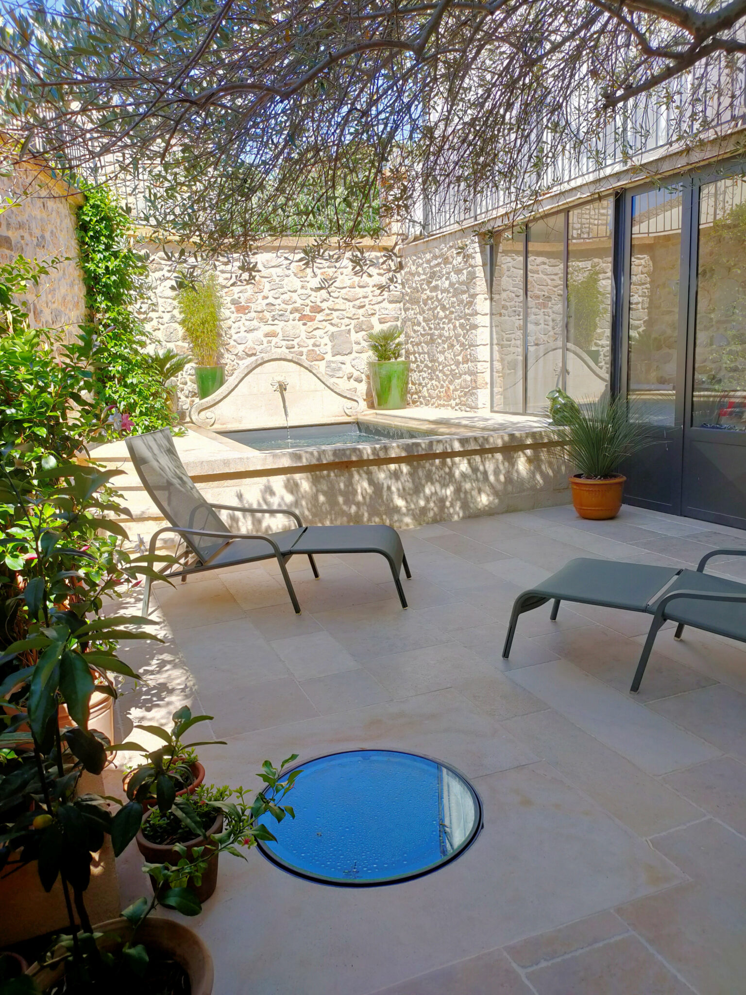 piscine en coeur de village par Scanzi