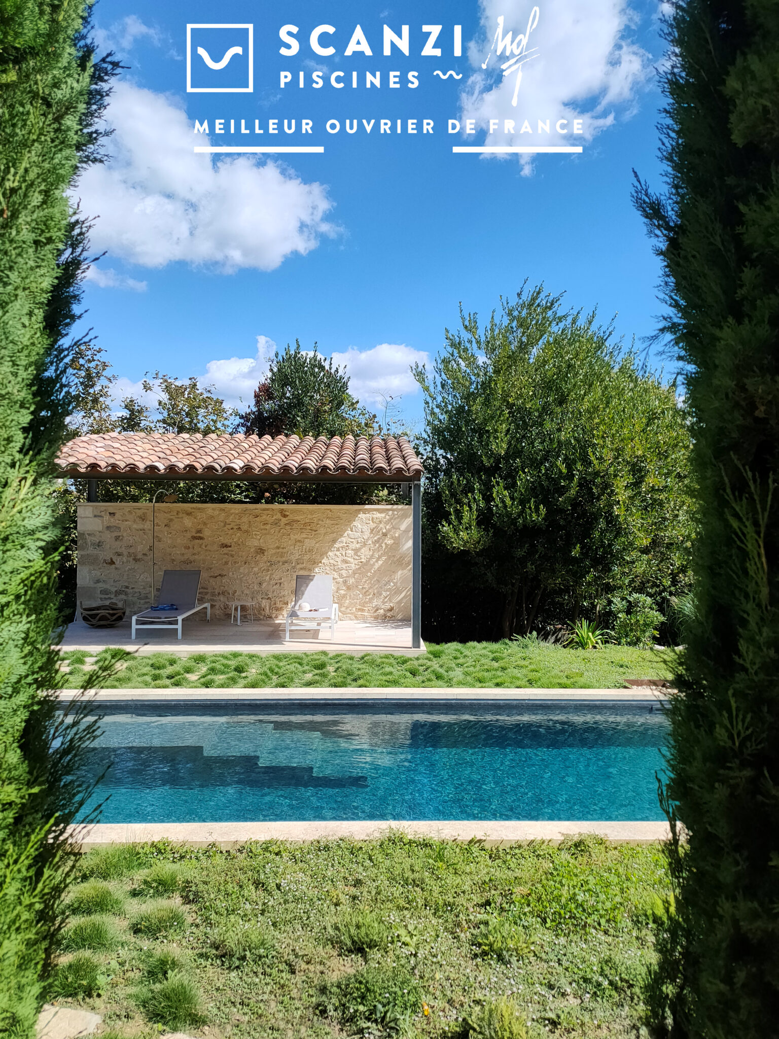 piscine esprit lavoir pvc armé 3D encadrement cyprès pool-house pierre et ferronnerie