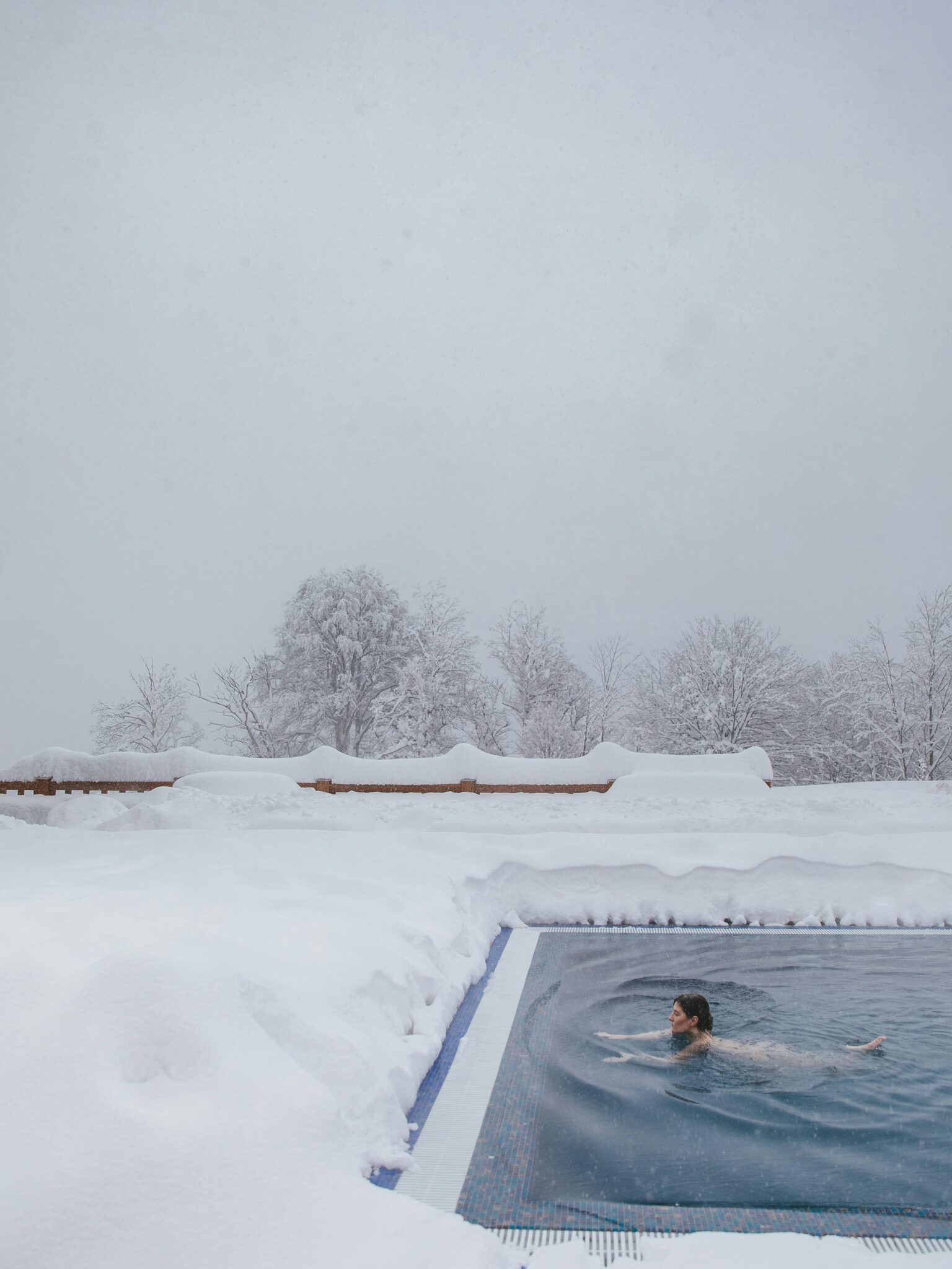 piscine hiver femme nage neige